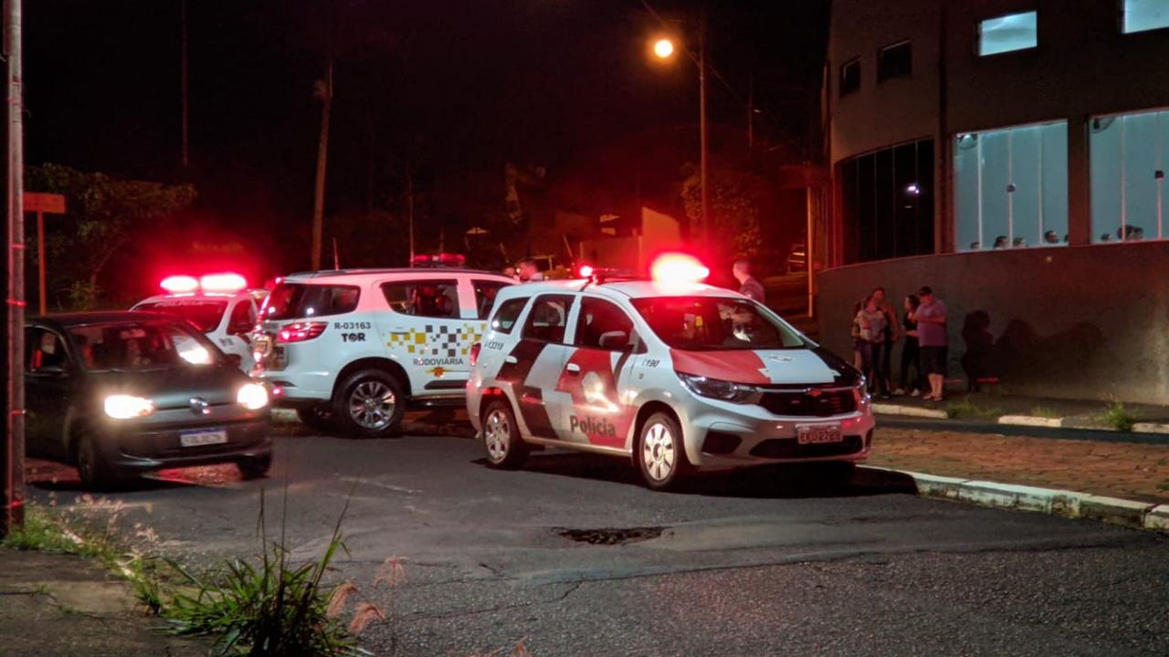 Foto 6 de 15 — Viatura da PM e Caminhonete batem violentamente no Jardim Brasil
